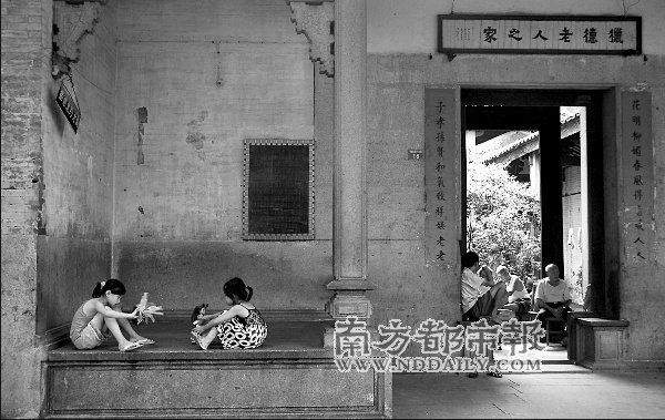 尽把哀音诉,叹息别故乡