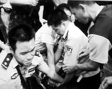 劫匪挥刀砍穿银行铁门 过路民警空手血斗歹徒