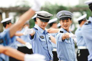 重庆市200余名交警集中培训新手势(图)