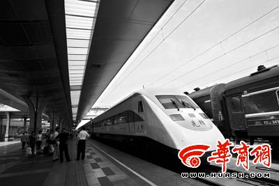 重庆至成都的t882次特快列车 本报资料图 周凡力 摄