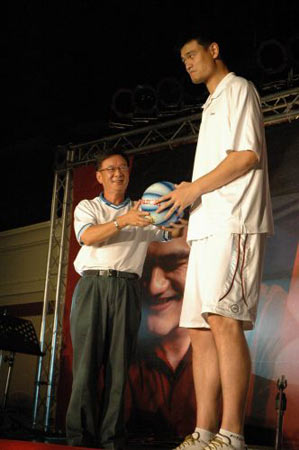 姚明在台湾签售70枚篮球 首谈新婚生活