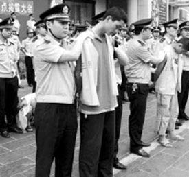 郑州举行公捕疑犯大会遭专家质疑(文图)