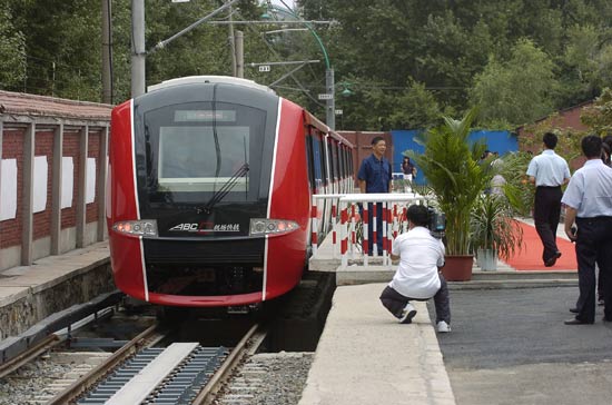 图文:长春客车厂设计的北京机场地铁下线