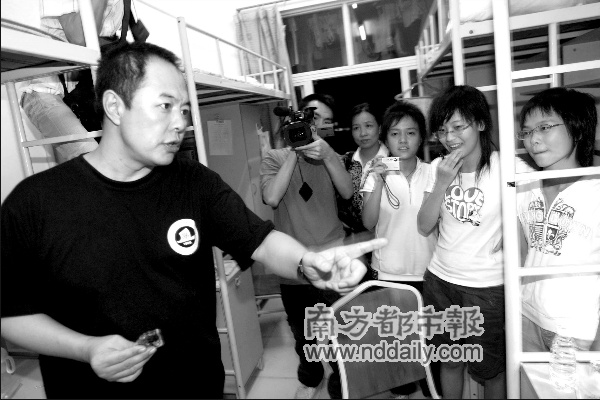 张铁林夜探暨大新生