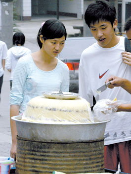 小贩校门口强卖枣子糕 专坑新生