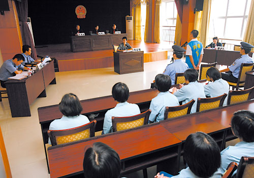 贩毒案劳教所里开庭劳教人员现场受教育