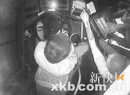 恶徒狂殴厦门公交司机
