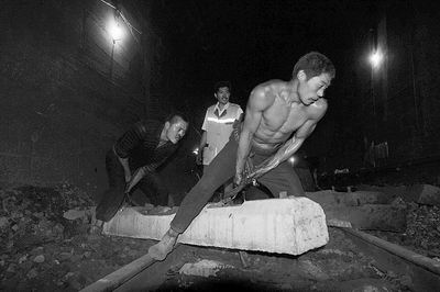 嘿哟嘿 咱们工人有力量 郑州铁路局整治陇海铁