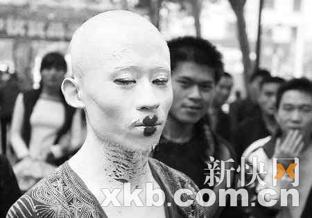 白漆漆<em>身</em>半<em>裸体</em>当街亲吻垃圾桶_新闻中心_新