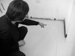 死亡后尸体腐烂,造成了蛆虫大量繁殖