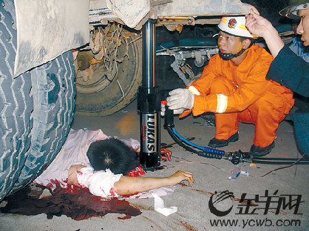 泥头车撞了摩托车