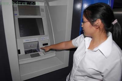 刚存9100元存款机停电了