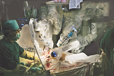 两只手指挥四只手开刀