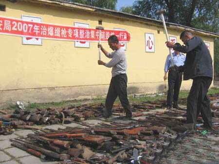 吉林市公安机关对非法枪支刀具进行集中销毁