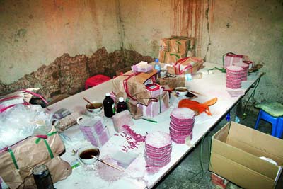 20工人住火药库加工鞭炮(图)