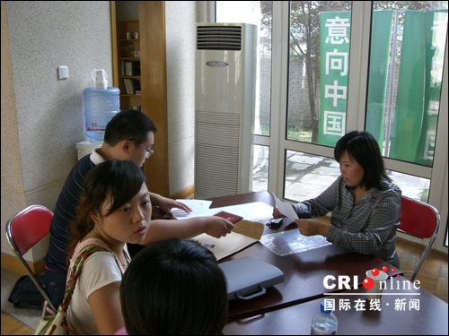 新闻特写:一次特殊的留学签证(组图)