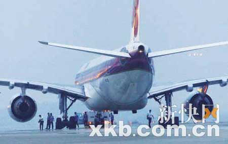 广州白云机场一架泰国航班起飞前连爆7胎(图)