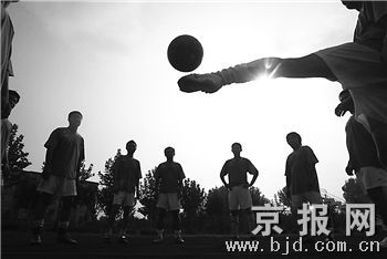 社区足球踢出世界波