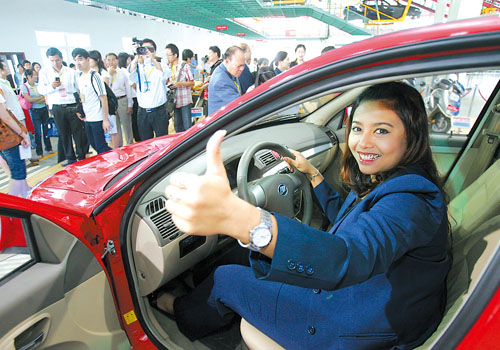 东盟来宾参观力帆520前摆姿势拍照