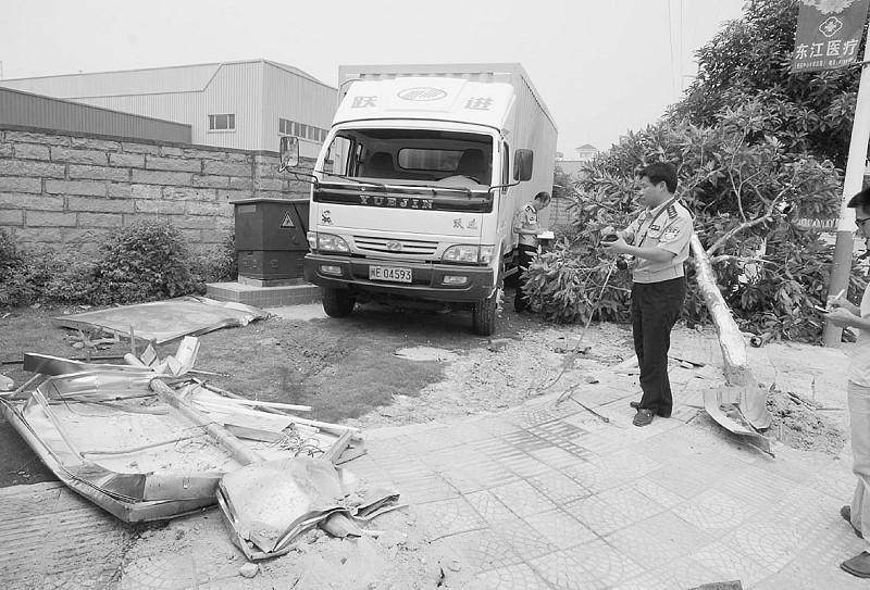 厦门集美土方车与大货车相撞横扫路人1死4伤