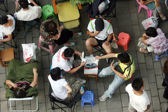 正文  2007年9月15日,为了消磨时间一些人聚在一起打起了扑克牌