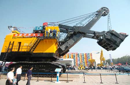 中国自主研发WK-27巨型挖掘机献礼煤博会(图