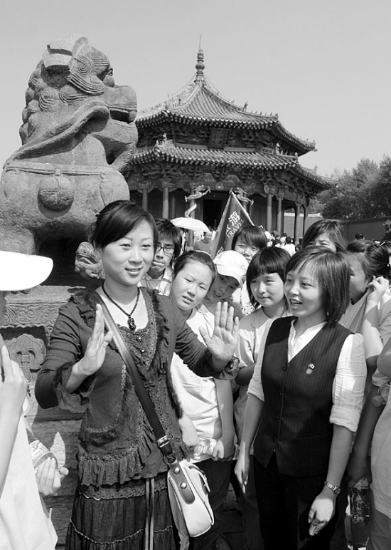 导游手语助聋儿游故宫