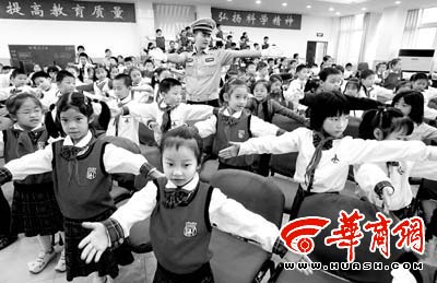 小女生学交规考父母 通不过罚乘公交车一个月