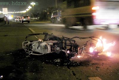摩托车被撞后燃烧司机身亡