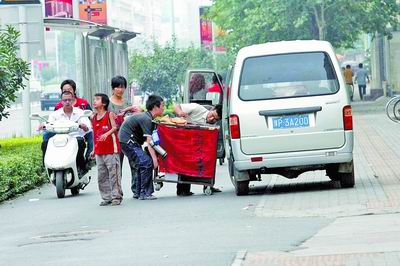 专车接送去乞讨