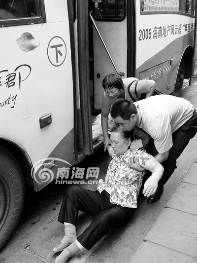 下车未落地司机猛启动 海口阿婆倒在公交门下