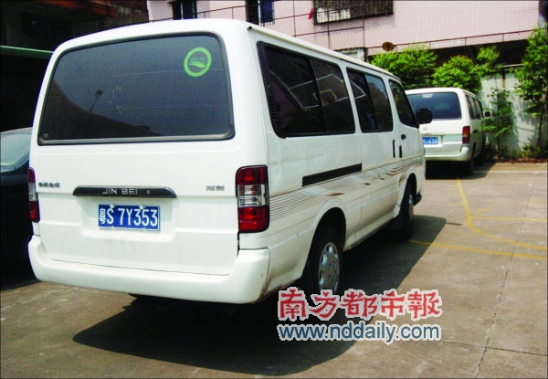 哭着离家两龄童闷死校车