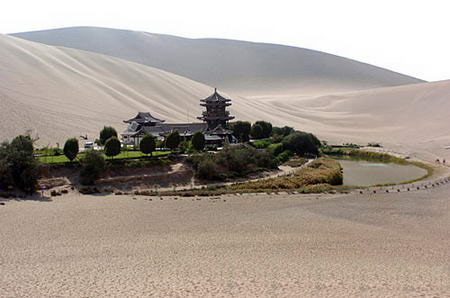 我国在库姆塔格沙漠发现新月牙泉(图)