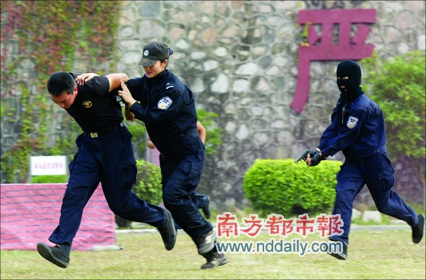 女特警将犯罪分子制服并押上警车