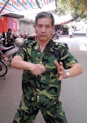 点穴高手当门卫吓破贼胆