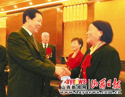 张宝顺在会见我省全国道德模范时强调:加强公