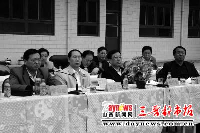 运城市环保局副局长常福运(左一),闻喜县县委书记裴良杰(左二)部署