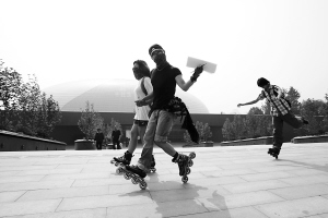 轮滑刷街宣扬环保