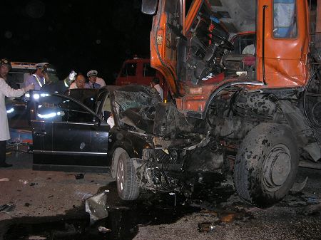 银川小轿车超载发生车祸8人死亡 图