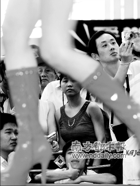 五龄童随爸妈看性文化展