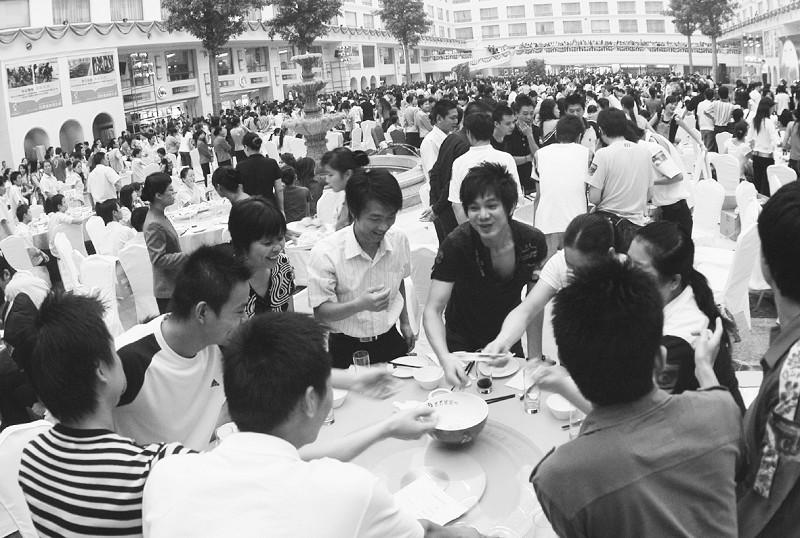 厦门一代佳人博饼联欢3000人掷骰子