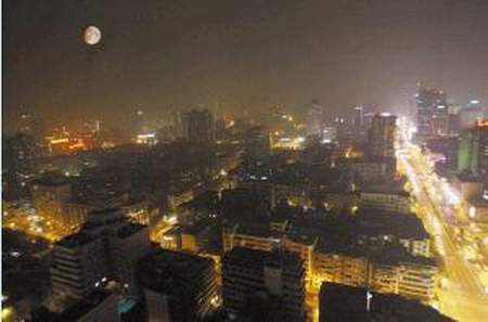 成都过中秋:市民大半回家 老外与熊猫团圆