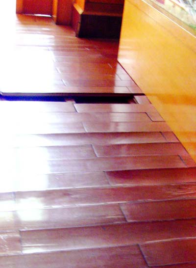 饮水机才买3天就漏水 地板被泡成瓦片(图)