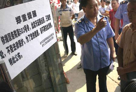 郑州工商部门对无证饭店张贴郑重提醒