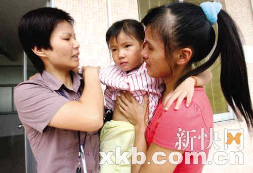 狠心娘再逼<em>幼女</em>街头卖花_新闻中心_新浪网