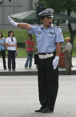 交警下月起新手势指挥交通(组图)