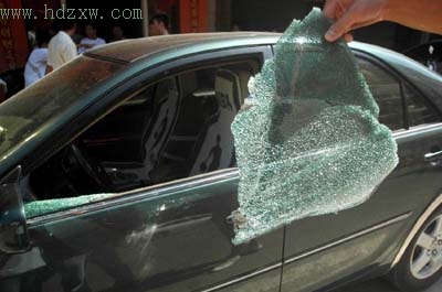 弹弓破窗盗窃车内钱物