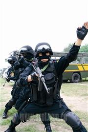 达州:武警举行反恐技能表演