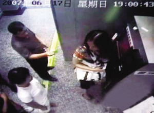 左边扯衣问询 右边偷换卡 窃贼ATM前当面盗走