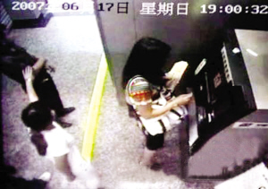 左边扯衣问询 右边偷换卡 窃贼ATM前当面盗走